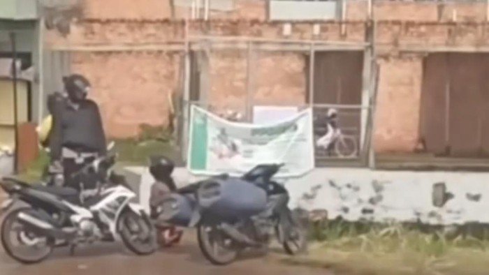 Viral video penjual ikan berlutut di hadapan polisi saat kunci motornya dibawa petugas
