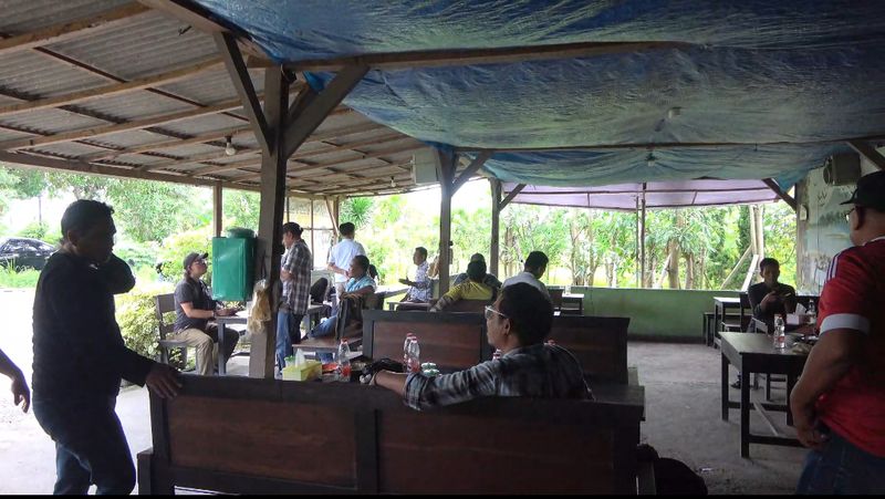 Warung tepi sawah Lamongan yang menunya serba ikan kutuk