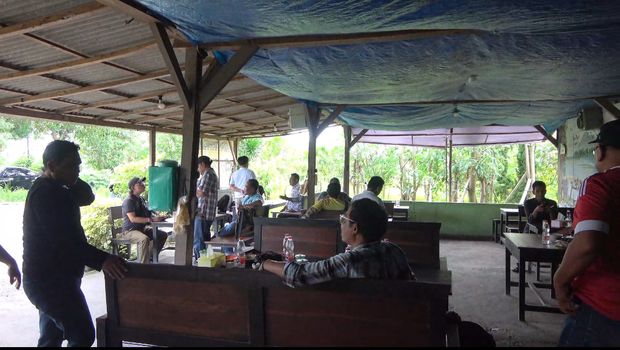 Warung tepi sawah Lamongan yang menunya serba ikan kutuk