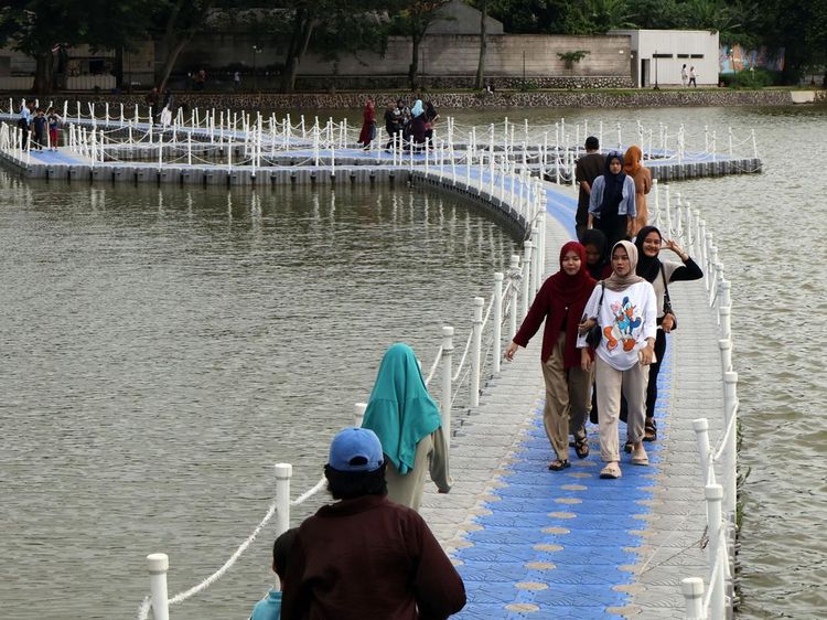 Wisata Jembatan Apung di Situ Rawa Kalong Depok