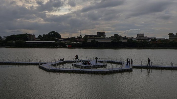 Wisatawan melintas di jembatan apung Situ Rawa Kalong, Depok, Jawa Barat, Sabtu (25/1/2025).  Jembatan apung yang dibangun kolaborasi Pemerintah Provinsi Jawa Barat dan Pemkot Depok tersebut menjadi daya tarik  bagi warga yang berkunjung memanfaatkan libur akhir pekan, serta libur panjang Isra Miraj Nabi Muhammad dan Tahun Baru Imlek. ANTARA FOTO/Yulius Satria Wijaya/Spt.