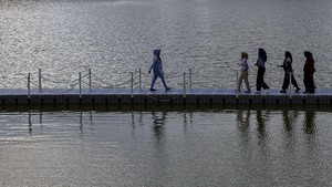 Sensasi Berjalan di Jembatan Apung Situ Rawa Kalong Depok