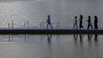 Sensasi Berjalan di Jembatan Apung Situ Rawa Kalong Depok
