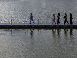 Sensasi Berjalan di Jembatan Apung Situ Rawa Kalong Depok