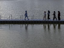 Sensasi Berjalan di Jembatan Apung Situ Rawa Kalong Depok