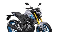 MT-15 warna Matte Light Grey, merupakan perpaduan warna biru langit dan abu-abu muda menjadi perpaduan warna yang cocok pada motor ini, terutama di bagian velg yang mencolok dengan aksen biru. Foto: Yamaha