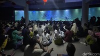 Wisatawan asal Cirebon Hani (43) mengatakan berkunjung ke Pangandaran karena melihat banyak review di media sosial. Terutama ada promo tampilan menjelang Imlek.