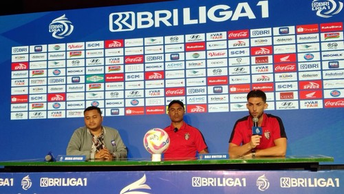 Asisten Pelatih Bali United, Kleberson dos Santos (tengah), bersama salah satu pemain, Brandon Wilson, dalam sesi konferensi pers Bali United Cafe, Senin (27/1/2025). Mereka memberikan keterangan pers jelang melawan Borneo FC di Stadion Kapten I Wayan Dipta, Gianyar, Selasa (28/1/2025). (Krisna Pradipta/detikBali)