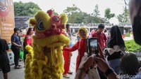 Atraksi barongsai di Taman Literasi untuk menghibur pengunjung sekaligus menyambut Tahun Baru Imlek 2576 Kongzili yang jatuh pada Rabu (29/1).