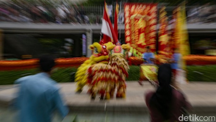 Momen perayaan Imlek turut dimeriahkan oleh atraksi Barongsai di Taman Literasi Blok M, Jakarta. Pengunjung taman antre berfoto bersama Barongsai.