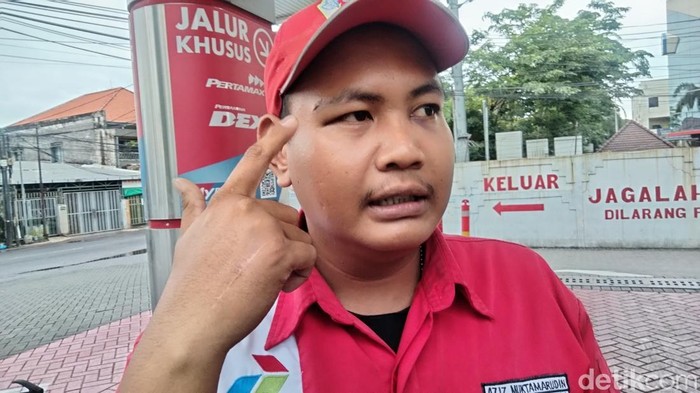 Aziz, petugas SPBU di Jalan Dinoyo Surabaya yang menjadi korban pengeroyokan.