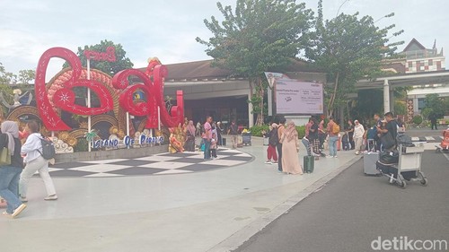 Kedatangan penumpang di terminal domestik Bandara Internasional I Gusti Ngurah Rai, Senin (27/1/2025). (Aryo Mahendro/detikBali)