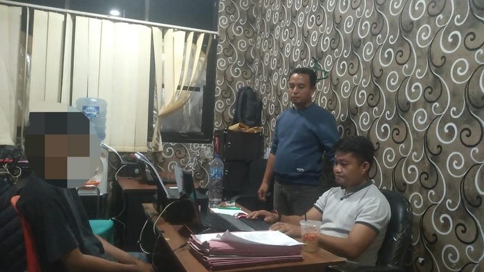 Pria berinisial PT alias AP (19) di Kabupaten Banggai, Sulawesi Tengah (Sulteng) ditangkap usai menginjak dan menendang secara sadis siswi Sekolah Menengah Kejuruan (SMK) inisial PN (18).