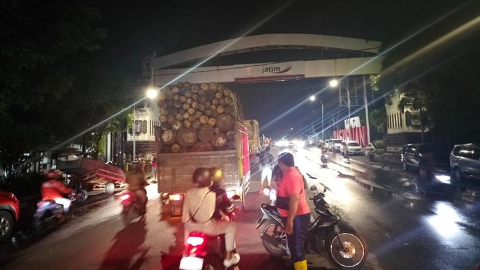 Banjir imbas luapan Sungai Welang dan Petung di Pasuruan lumpuhkan jalur Pantura.