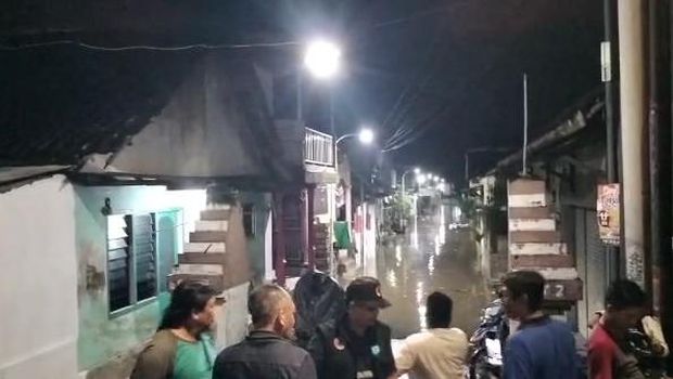 Banjir imbas luapan Sungai Welang dan Petung di Pasuruan lumpuhkan jalur Pantura.
