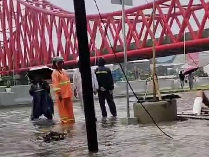 Penampakan banjir yang menggenang Kampung Sambirejo, Banjarsari, Solo, Senin (27/1/2025).