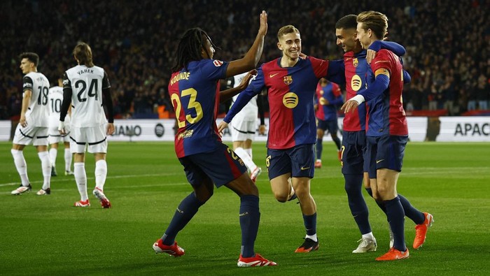 Soccer Football - LaLiga - FC Barcelona v Valencia - Estadi Olimpic Lluis Companys, Barcelona, Spain - January 26, 2025 FC Barcelonas Frenkie de Jong celebrates scoring their first goal with teammates REUTERS/Albert Gea