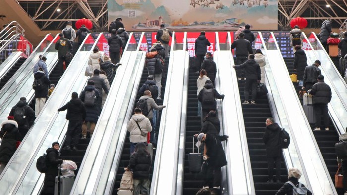 Begini Suasana Puncak Mudik Libur Imlek di Beijing Minggu (26/1/2025), yang diperkirakan menjadi puncak arus mudik libur Tahun baru Imlek 2025 di China. Begini potret stasiun Beijing Barat saat puncak arus mudik.