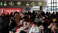 Penumpang menunggu di ruang tunggu stasiun Beijing Barat, kota Beijing, China, Minggu (26/1/2025). 
