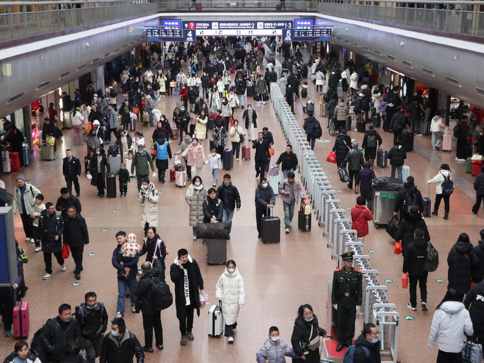 Minggu (26/1/2025), yang diperkirakan menjadi puncak arus mudik libur Tahun baru Imlek 2025 di China. Begini potret stasiun Beijing Barat saat puncak arus mudik.