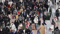 Suasana stasiun Beijing Barat, kota Beijing, China, Minggu (26/1/2025), yang diperkirakan menjadi puncak arus mudik libur Tahun baru Imlek 2025. 