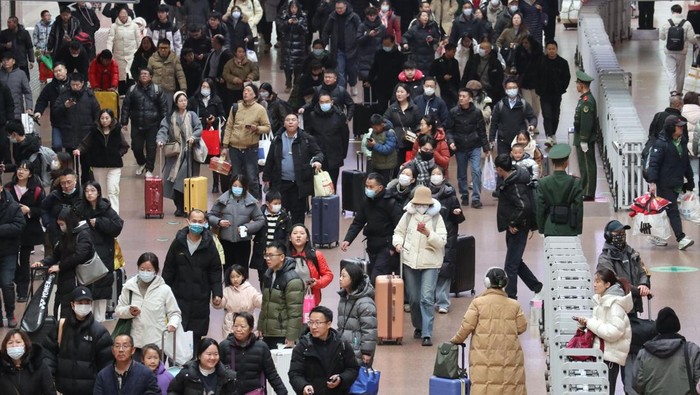 Minggu (26/1/2025), yang diperkirakan menjadi puncak arus mudik libur Tahun baru Imlek 2025 di China. Begini potret stasiun Beijing Barat saat puncak arus mudik.