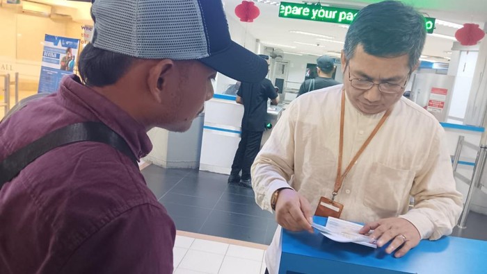 Petugas BP3MI Kepri melakukan pemeriksaan terhadap penumpang di pelabuhan Internasional yang terindikasi sebagai calon PMI non prosedural.