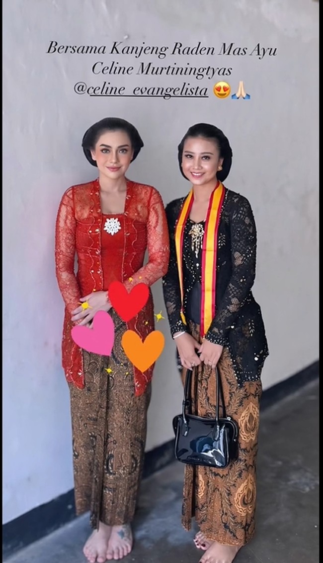 Berpose bersama tamu lain yang juga hadir, penampilan ibu 4 anak itu banjir pujian netizen. “Maasyaa Allah cantiknyaaa,” komentar salah seorang netizen. “Cantik bngt,” komentar lainnya. Foto: Instagram/@celine_evangelista