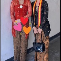 Berpose bersama tamu lain yang juga hadir, penampilan ibu 4 anak itu banjir pujian netizen. “Maasyaa Allah cantiknyaaa,” komentar salah seorang netizen. “Cantik bngt,” komentar lainnya. Foto: Instagram/@celine_evangelista