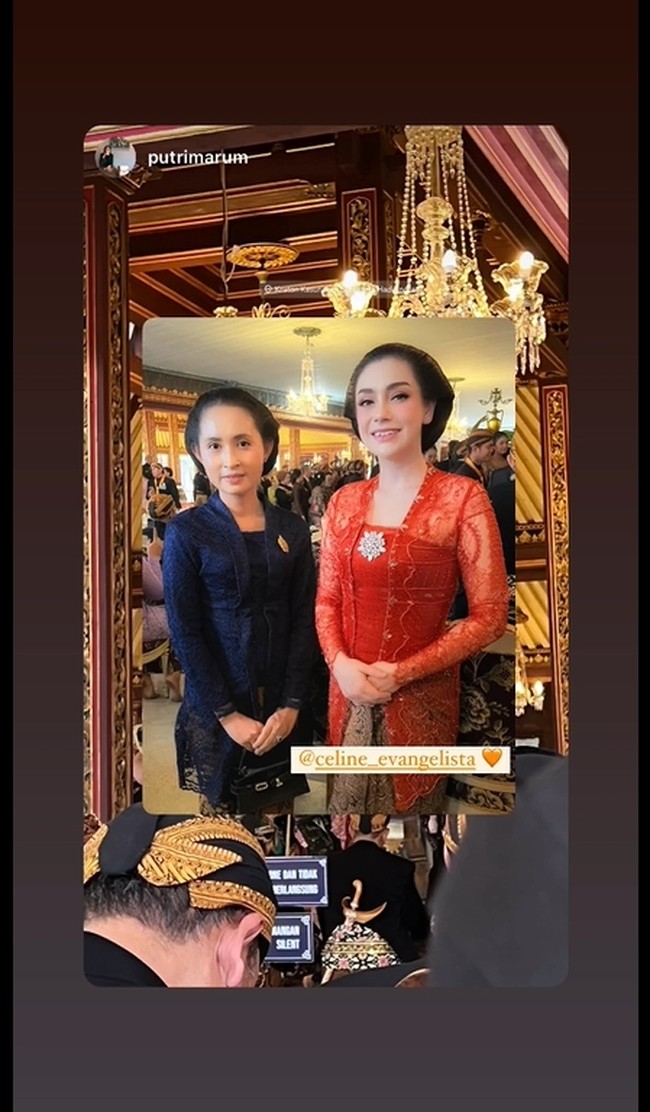 Celine juga sempat mengganti kebayanya dengan warna oranye. Kebaya tersebut dilengkapi dengan bros berbentuk floral pada bagian dadanya. Penampilannya pun tak kalah cantik dan mempesona dari yang sebelumnya. Foto: Instagram/@celine_evangelista
