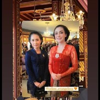 Celine juga sempat mengganti kebayanya dengan warna oranye. Kebaya tersebut dilengkapi dengan bros berbentuk floral pada bagian dadanya. Penampilannya pun tak kalah cantik dan mempesona dari yang sebelumnya. Foto: Instagram/@celine_evangelista