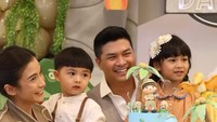 Anak kedua mereka, Dante sedang berulang tahun ke-4. Terlihat momen bahagia ini dimeriahkan oleh kue ulang tanun tema dinosaurus yang menggemaskan. Foto: Instagram chelseaoliviaa