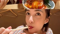 Pasangan romantis ini suka kulineran saat ke luar negeri. Di Jepang mereka mencicipi olahan nasi dengan tobiko dan sea urchin. Foto: Instagram chelseaoliviaa