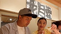 Keduanya juga mencicipi omakase di Jepang. Suasana makan yang intim jadi keistimewaan tersendiri. Foto: Instagram chelseaoliviaa