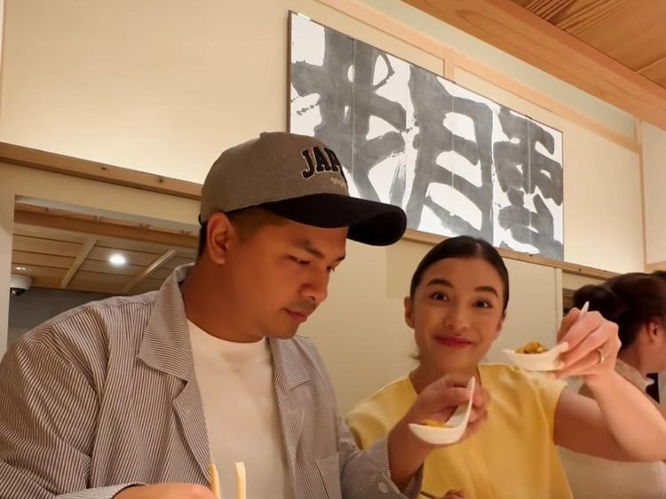 Chelsea Olivia dan Glenn Alinskie Kompak Cicip Omakase dan Ramen di Jepang