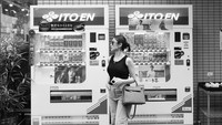 Melewati salah satu sudut di Meguro, Tokyo, Chelsea Olivia sempatkan foto di depan vending machine minuman. Mesin otomatis ini memang sudah jadi ikon Jepang. Foto: Instagram chelseaoliviaa