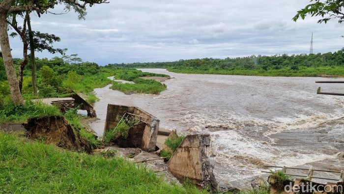 Kondisi daratan di pinggiran Sungai Progo yang mengalami kerusakan akibat derasnya aliran, Senin (27/1/2025).