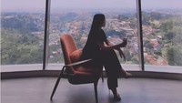 Kalau ini momen Denada liburan ke Bandung. Ia menginap di hotel bernaam Indigo dan tampak menikmati secangkir kopi. Foto: Instagram @denadaindonesia