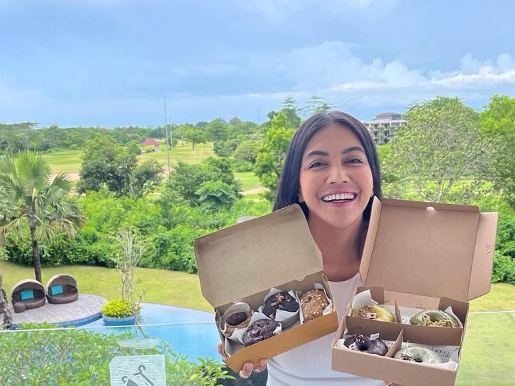 Denada Hobi Kulineran, Ngopi Cantik hingga Makan Nasi Padang