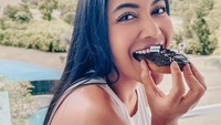 Momennya menikmati donat sempat dibagikan. Terlihat Denada menikmati donat topping cokelat yang manis. Foto: Instagram @denadaindonesia