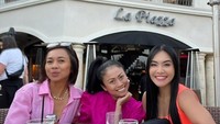 Bersama para sahabat, Denada menikmati makanan di La Piazza The Groove. Mereka tampak menikmati sajian kerang hingga pasta. Foto: Instagram @denadaindonesia