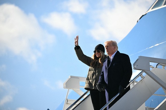 Melania Trump mendampingi Donald Trump ke California dalam tugas kenegaraan pertama sang presiden. Penampilannya menjalani tugas kenegaraan ini pun jadi sorotan. Foto: AFP/MANDEL NGAN