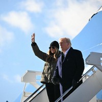 Melania Trump mendampingi Donald Trump ke California dalam tugas kenegaraan pertama sang presiden. Penampilannya menjalani tugas kenegaraan ini pun jadi sorotan. Foto: AFP/MANDEL NGAN