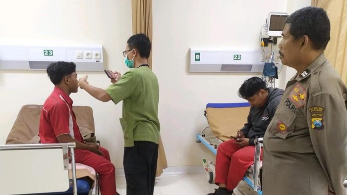 Dua petugas SPBU Jalan Dinoyo yang dianiaya dan dikeroyok pengunjung yang tak terima ditegur merokok.