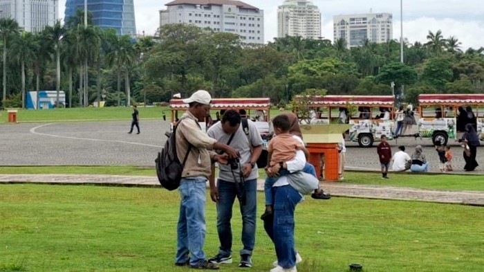 Fotografer keliling di Monas.