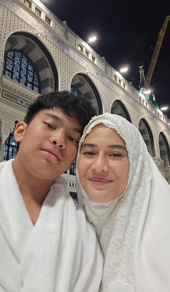 Dian Sastrowardoyo mulai berada di Tanah Suci sejak 24 Januari 2025. Melalui Instagram Story, Dian membagikan momen saat umrah. Dia terlihat selfie dengan putranya, Shailendra Naryama Sastraguna Sutowo. Foto: Dok. Instagram @therealdisastr.