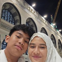 Dian Sastrowardoyo mulai berada di Tanah Suci sejak 24 Januari 2025. Melalui Instagram Story, Dian membagikan momen saat umrah. Dia terlihat selfie dengan putranya, Shailendra Naryama Sastraguna Sutowo. Foto: Dok. Instagram @therealdisastr.