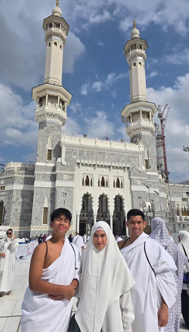 Berada di Mekkah, Dian Sastrowardoyo mengenakan hijab bergo syari dan inner lace warna putih. Sedangkan Indraguna dan Shailendra mengenakan kain ihram. Foto: Dok. Instagram @therealdisastr.