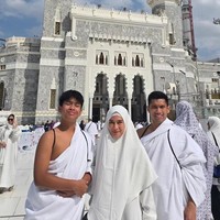 Berada di Mekkah, Dian Sastrowardoyo mengenakan hijab bergo syari dan inner lace warna putih. Sedangkan Indraguna dan Shailendra mengenakan kain ihram. Foto: Dok. Instagram @therealdisastr.