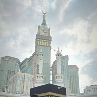 Wanita kelahiran 16 Maret 1982 mengunggah foto bersama anak dan suaminya di depan Ka’bah. Dian Sastro tampil elegan dengan hijab bergo syari, abaya dan sarung tangan serba putih. Foto: Dok. Instagram @therealdisastr.